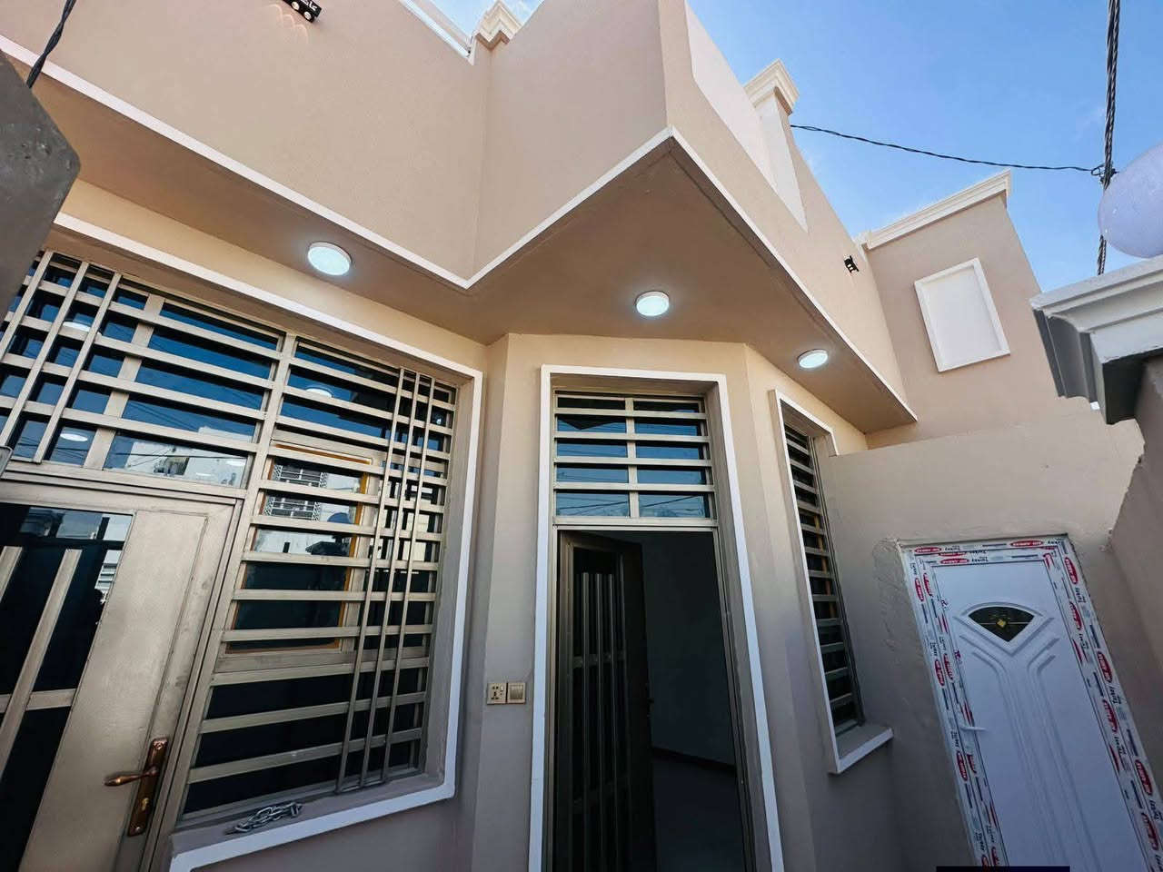 📏 المساحة: 100 متر مربع  للبيع  
💰 السعر: 46مليون (قابل للتفاوض)
🏗️ البناء: طابوق  جمهوري
🏠 الأساس والسقف: صب كونكريت مركزي 

مواصفات البيت:
✅ غرفة نوم 1 🛏️
✅ أستقبال 
✅ صالة 🛋️
✅ مطبخ 🍽️
✅ صحيات 🚿

الخدمات المتوفرة:
🔹 ماء 💧
🔹 كهرباء ⚡
🔹 شوارع مبلطة 14 متر  🚗
🔹 مدارس قريبة 🏫
🔹أنترنيت ضوئي 
🔹 خط مولده 
📍 الموقع: النجف – حي ميسان، شارع الزوار 
خلف سكلة الكرعاوي
📜 طابو زراعي (إقرار محكمة)

📞 للتواصل: ***********

(ملاحضة ) متوفر لدينا كافة المساحات والدور  ألسكنية وعرصات 
وأراضي زراعيه
