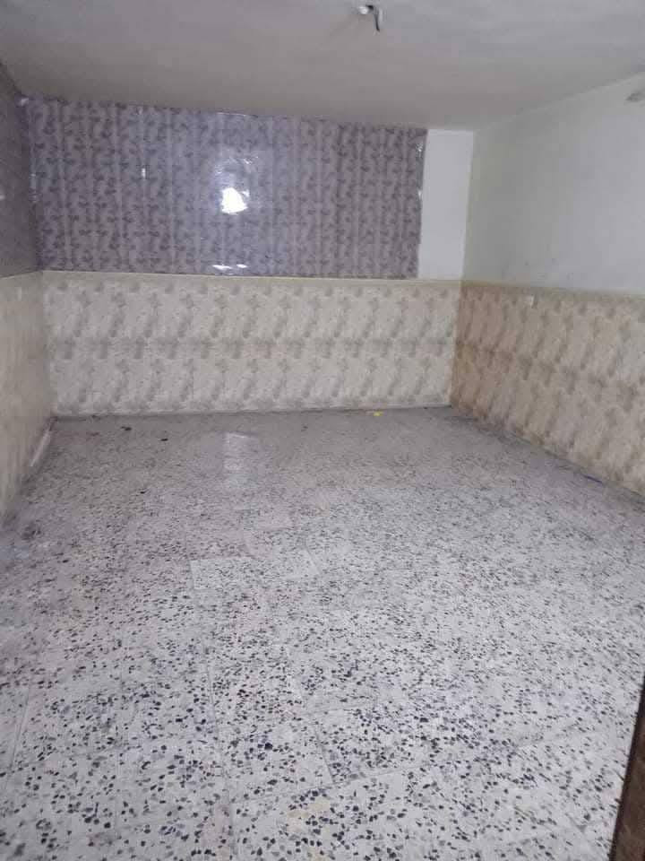 دار للايجار المساحه ١٠٠متر طابق ارضي يحتوي على استقبال كبيره حولي مطبخ وخدمات وغرفه كبيره
ايجاره ٤٠٠ وبيه مجال
العنوان  الشعب الديوان قرب شارع ١٥ 
للإستفسار اتصل على الرقم *********** 
او مراجعه المكتب الواقع الديوان قرب شارع ١٥
باداره :ابو جود
