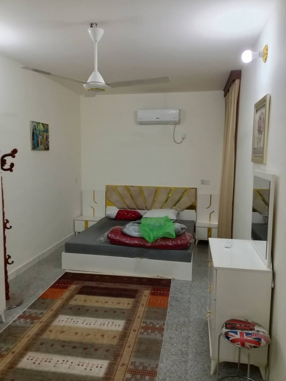 للئيجار شقة مفروشة بلمنصور الاميرات قرب نادي الصيد تحتوي على غرفتين وصاله ومطبخ  مع الانترنت والكهرباء مفتوح 24ساعة ب 900$ للئستفسار الاتصال بالرقم ***********
