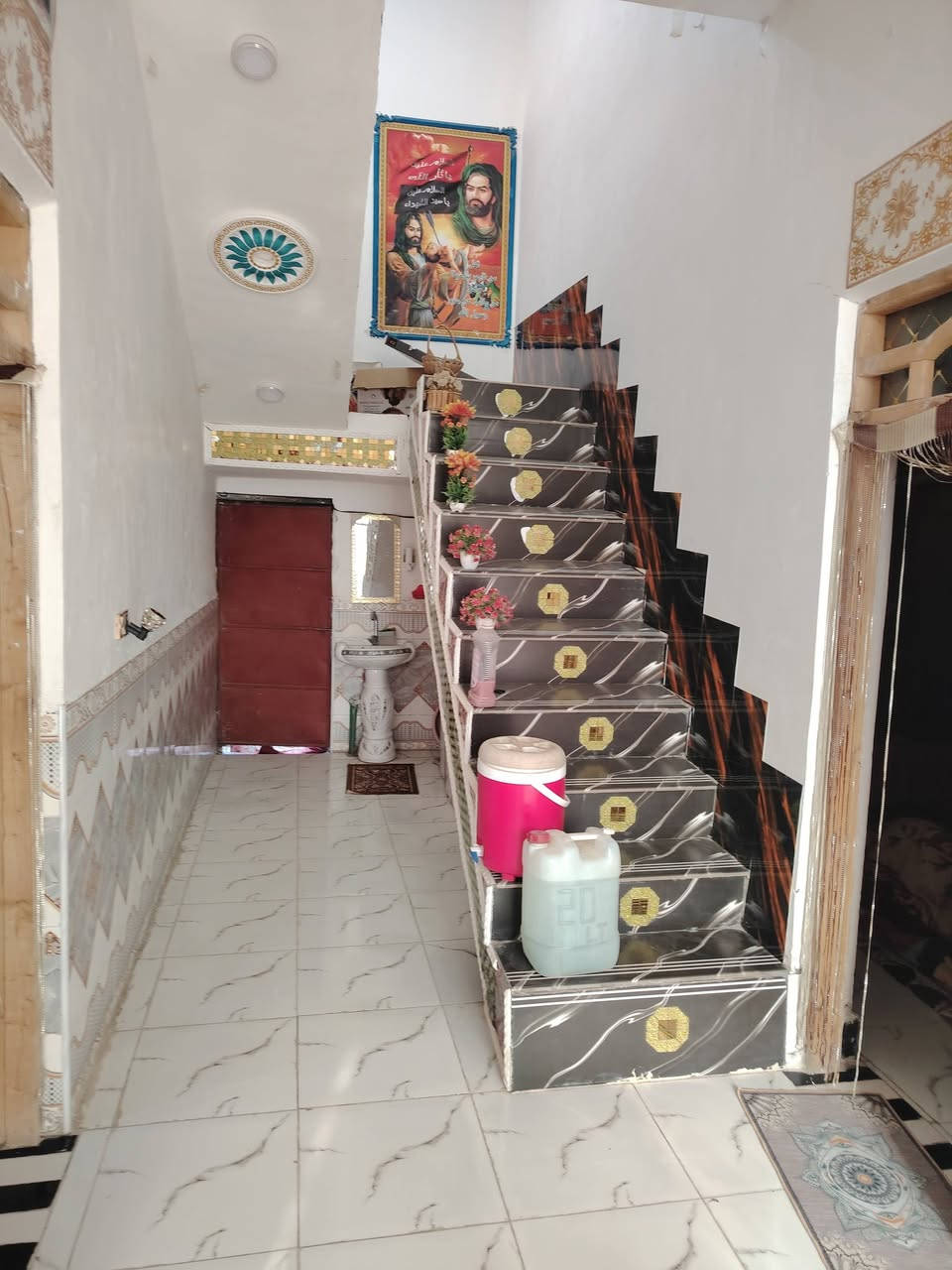 بيت للبيع عل طريق نصر دوايه المساحه 230 بناحديث يبعد عن المدرسه 20 متر قريب عن التلبيط هاذ رقمي ***********
