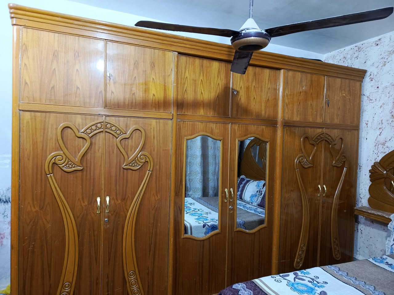 غرفة للبيع تسكام نجارة عراقي درجة أولى السعر مليون 100وبي مجال مكاني النجف حي الرحمة***********
