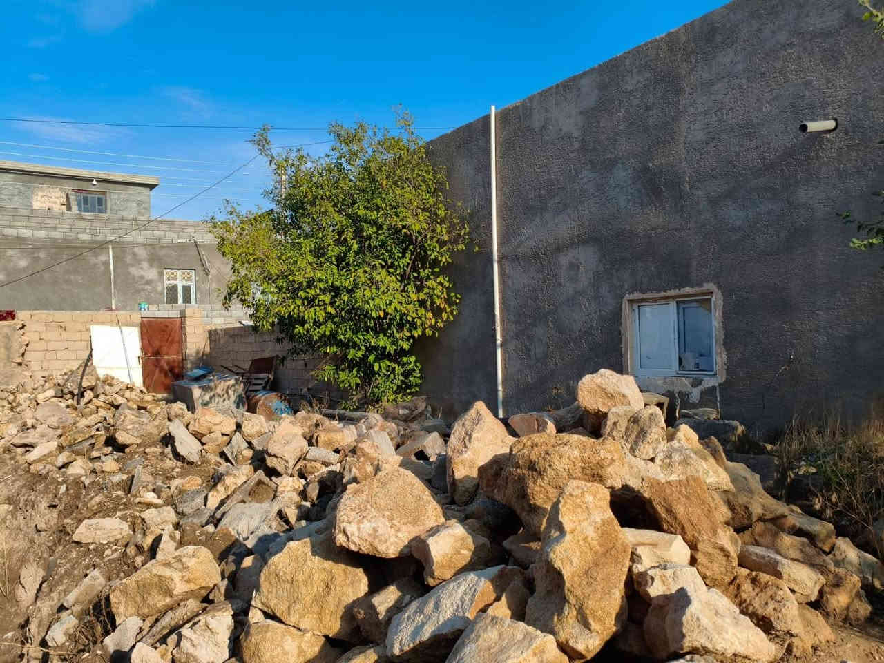 السلام عليكم
بيت معروض للبيع مع المشتمل قرب مستشفى راوه العام

مساحته تبلغ 400 مترطابو صرف
 مع الحديقه الخلفيه وأماميه  يتكون من غرفه استقبال مع غرفتين نوم مع مطبخ مع صحيات والمشتمل  يتكون من غرفتين ومطبخ وصحيات
سعر 40مليون بي مجال 

الأستفسار على الرقم ***********
