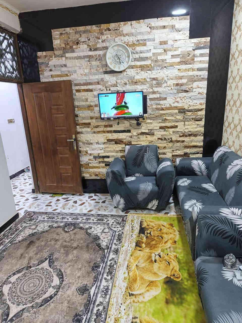 السلام عليكم بيت في حي الحكيم نزلت عميد جادر البيت غريب على صفحه الدبيه
المساحه 100 متر الوجه 5 نزال 20
البيت بنا طابوق ، مرقم بلديه
يحتوي على غرفه نوم وصاله مطبخ استقبال صحيه الداخليه الخارجيه الاستفسار اتصل على الرقم***********
