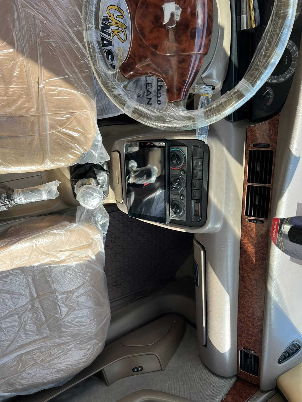 سلام وعليكم سمن 12 رقم نكليزي البارحه حولته بسمي هيه مصفره 27 السياره احله من الصور الله شاهد السياره بل كارتون شنو الي تريده بيه شغال  ***********
