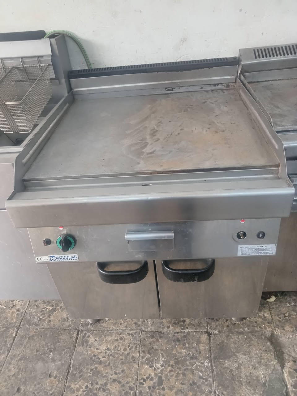 مستعدون لتجهيز المطاعم بكافه المعدات جديد ومستعمل الاستفسار اتصال او واتساب ***********
