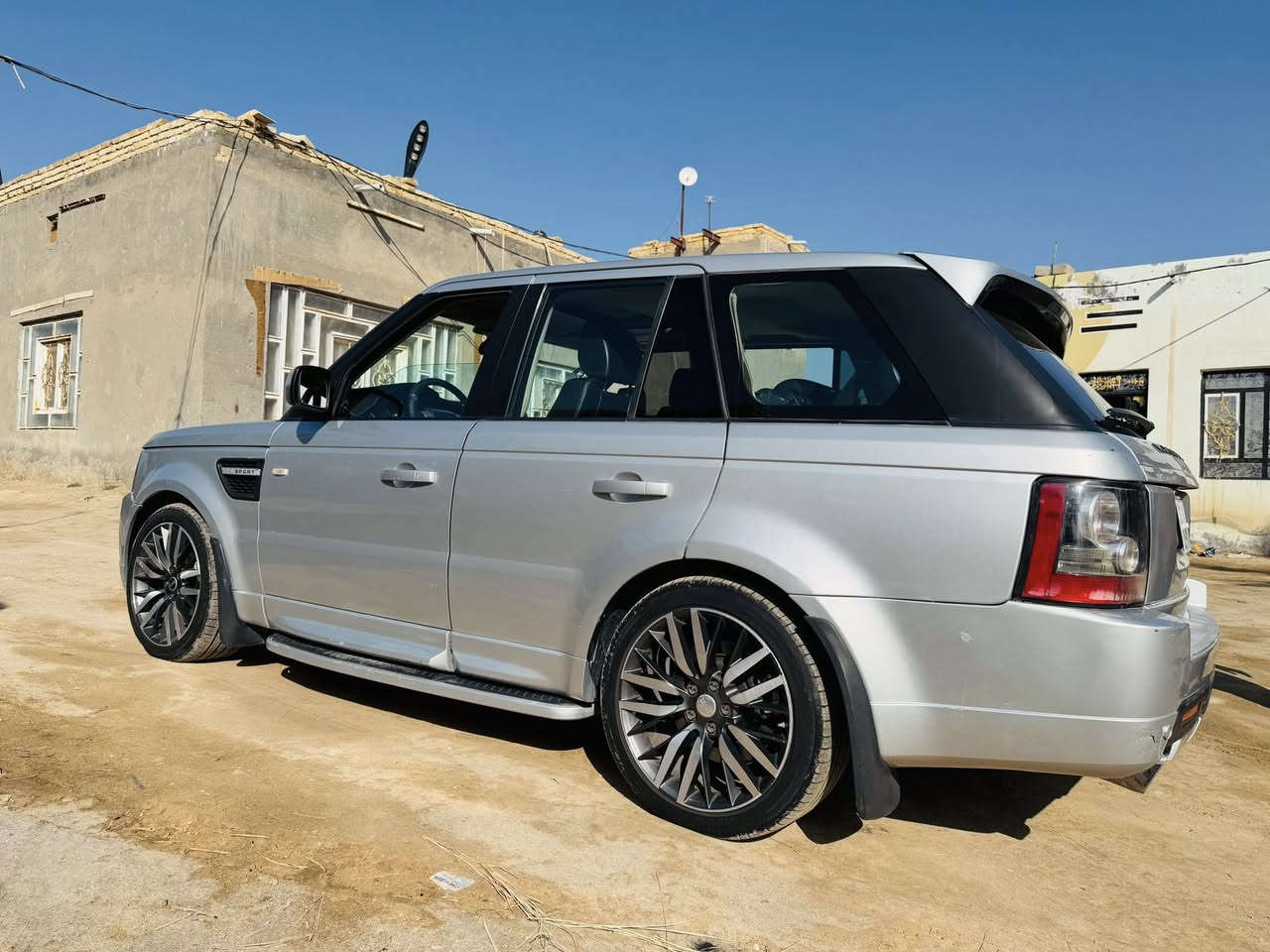 السلام عليكم للبيع او المرواس حسب القناعه 
رانج  روفر  موديل 2009 محدثه . 2013  رقم بغداد نكليزي بأسمي شخصيآ مكفوله كفاله عامه من الضربه فقط رش كلير بدون حادث 
محرك بدون سوبر المرغوب 
فول مواصفات معروفه مواصفات السبورت
السياره مال جناي 
 
جكات.   تصعيد وتنزيل ثلاث وضعيات فتحت سقف. تدفئه تبريد الكشنات. حساسات اماميه خلفيه. رادار.جنطه كهرباء. انظمه قياده متعدده. مواصفات اهواي بيها. 
 بعد مواصفات الرانج معروفه 
السياره شرط النظافه ماكو رانج بنفس هاي النضافه المكينه والكير والحداديه شرط بالكارتون 
مكاني السماوه الرميثه 

السعر 145 

***********
***********
