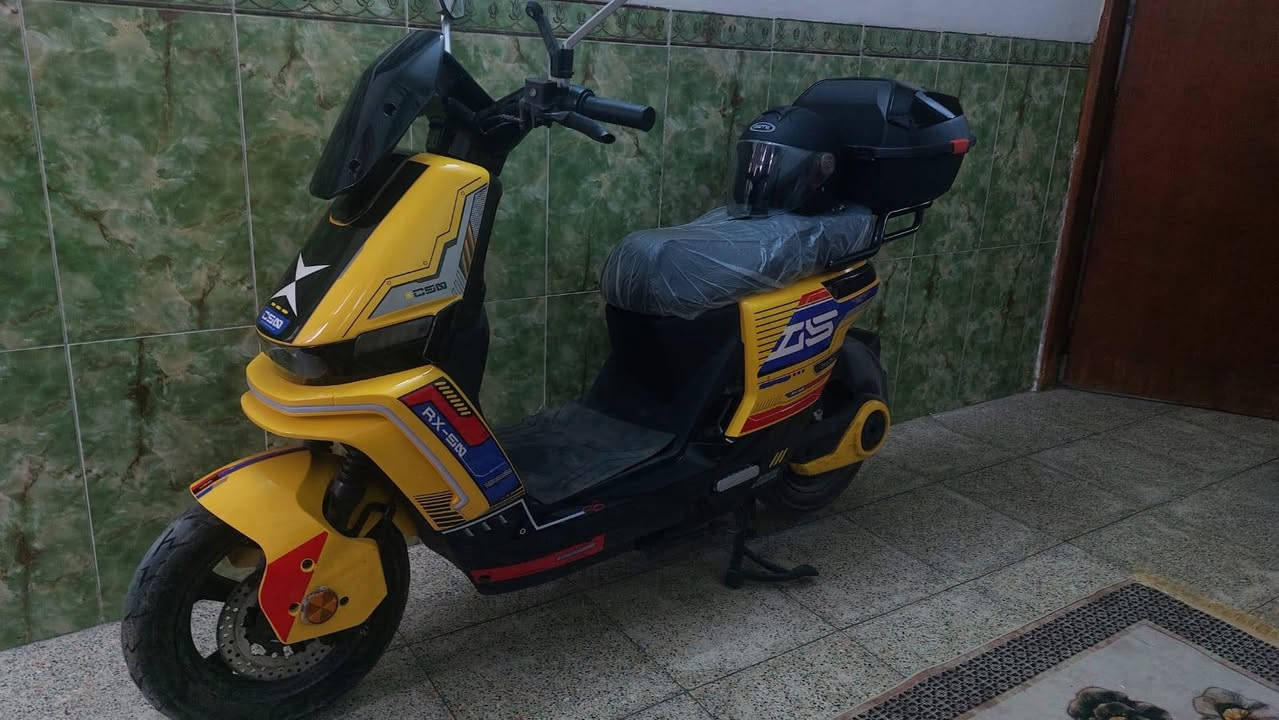 سلام عليكم دراجه 
HUODi الحديثه
ملف 2500
بطارية 50 امبير  72فولت 
شلعه وانطلاقه قوية
سرعتها 90 حقيقي
تقطع مسافة 100 كيلو بلشحنه الوحده الدراجه جديدة لاطخه ولا شخط والوصل مالتها موجود من مؤيد طيارة

***********
