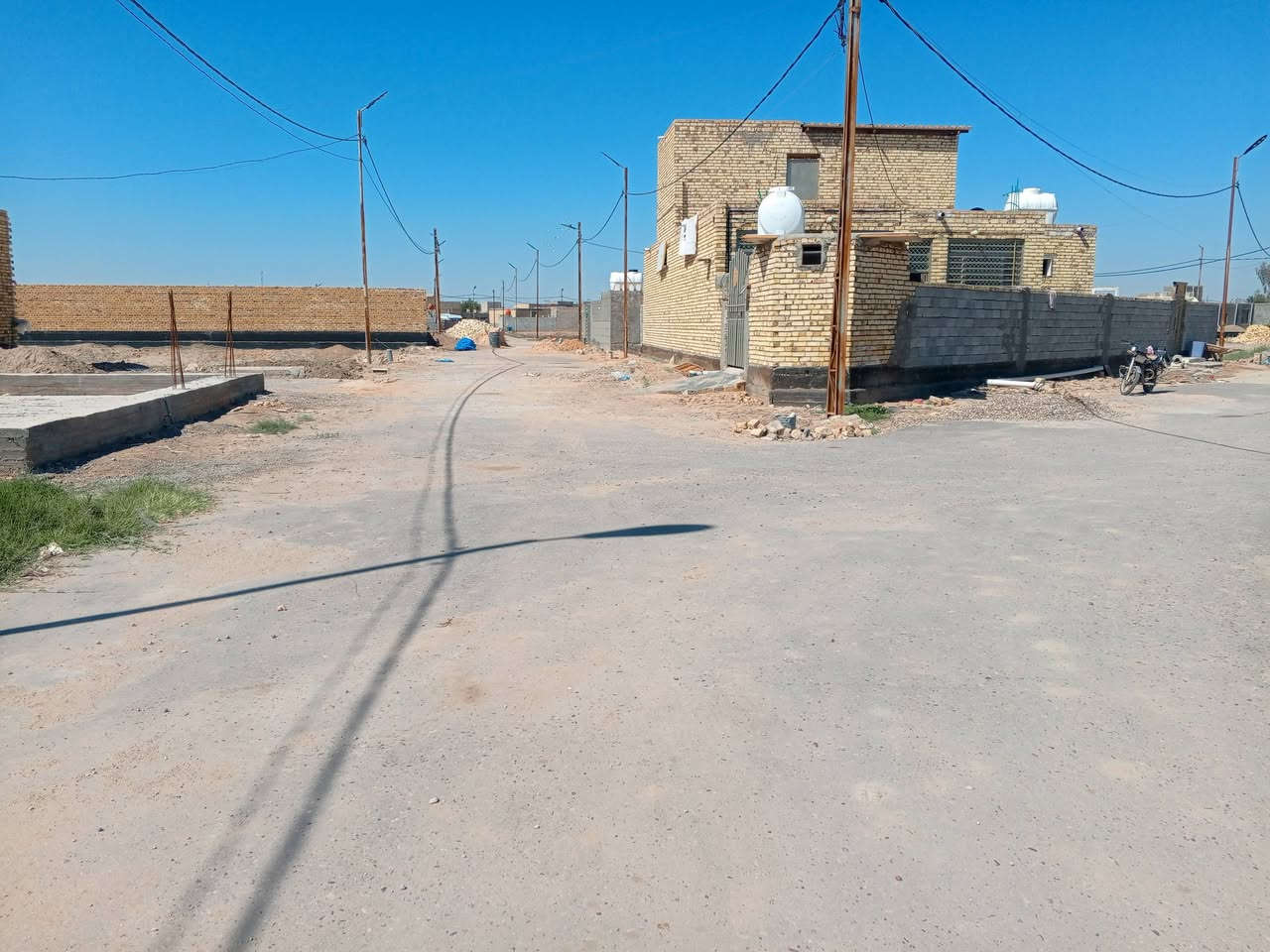 📢عرصه 200 متر 🏡في. المجمع السكني المقابيل السيطره 
بالعبود مقابيل جسر حي اور🌉
ع شارعين متوفر كافه الخدمات 
من ماء و كهرباء ومجاري
بسعر 💸11💸 وبيه مجال...مستعجل ع بيعها 
للاتصال ع الرقم  ***********
او المراسله
