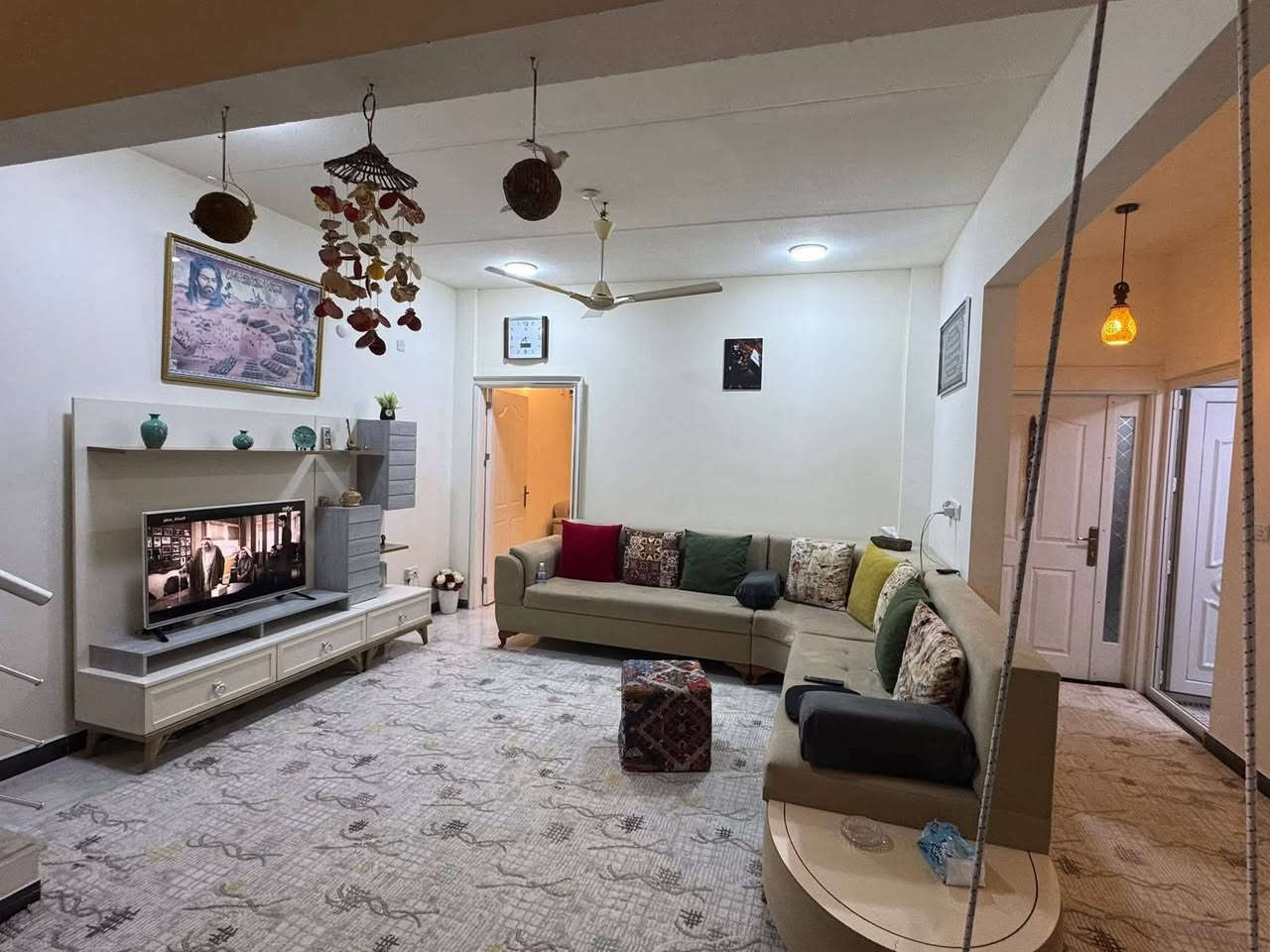 ٠٠للبيع ٠للبيع 
 دار مساحة 200م طابقين 3 غرف نوم اسويتات 
موقع ممتاز مجمع  قرية الغدير2 قرب مول هافانا 
للأستفسار اتصل ***********  مكتب الامراء
