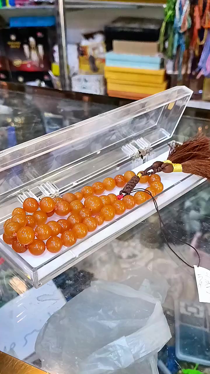 هيبة 👑 الرجل في سبحتة 📿
ومن اهم التفاصيل سبحتُه. 
قطعة كهرب أصيلة، تحمل فخامة الحضور 👑
هاي مو قطعه عادية
هاي تترك بصمة 🫆 في كل حضور 
تجذب وتخطف جميع الانظار 👀
قطعه مميزة كل ما يعني الكلام 🤩
لمحبين تحف الكهرب 

التفاصيل الكاملة ❗ 
كهرب روسي قديم من سنة ال 1980 ✅
النوعية شمعي مغلف ✅ 
الوزن 37.6 ✅
العدد الحبات 41 حبة مع الفواصل ✅
حجم الحبة 15 ملم ✅

متوفر عند ( صاحب المميز ) 🥇 للطلب والاستفسار 📩 خاص هنا ماسنجر و واتساب *********** ☎️ يوجد توصيل 🚚 كل المحافظات العراق 🇮🇶 و دول العالم  🌎
