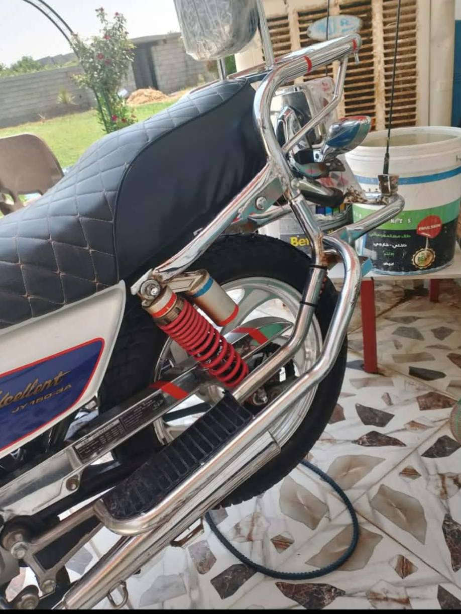 السلام عليكم 
ماطور جني الون ابيض الموديل 2020 تايرات جدد محرك جديد كهربائيات كلها شغاله لايت ثلجي عالي وناصي دبلات جدد ماطور بلادي كابريته جديده باتري جديد محرك حجم 200 ماطور مشتريه بل كارتون وظامه عندي بل بيت كفراته نظاف حيل السعر 900وبيه مجال
 للاتصال عالرقم 
مكلف بالنشر 
***********
