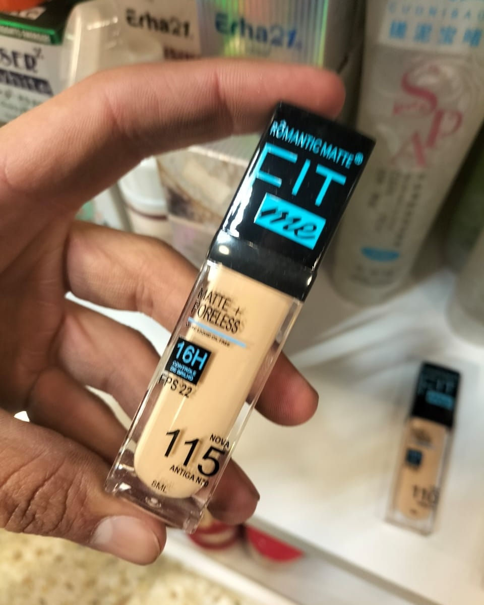 توفر كونسيلر فت مي يتميز بتركيبة الخفيفة التي تتماشى مع جميع أنواع البشرة يساعد على تخفيف العيوب وايضا يوفر تغطية مثالية تحت العيون 
توفر بتدرجات (110+115+120) 
للتواصل واتساب ***********
