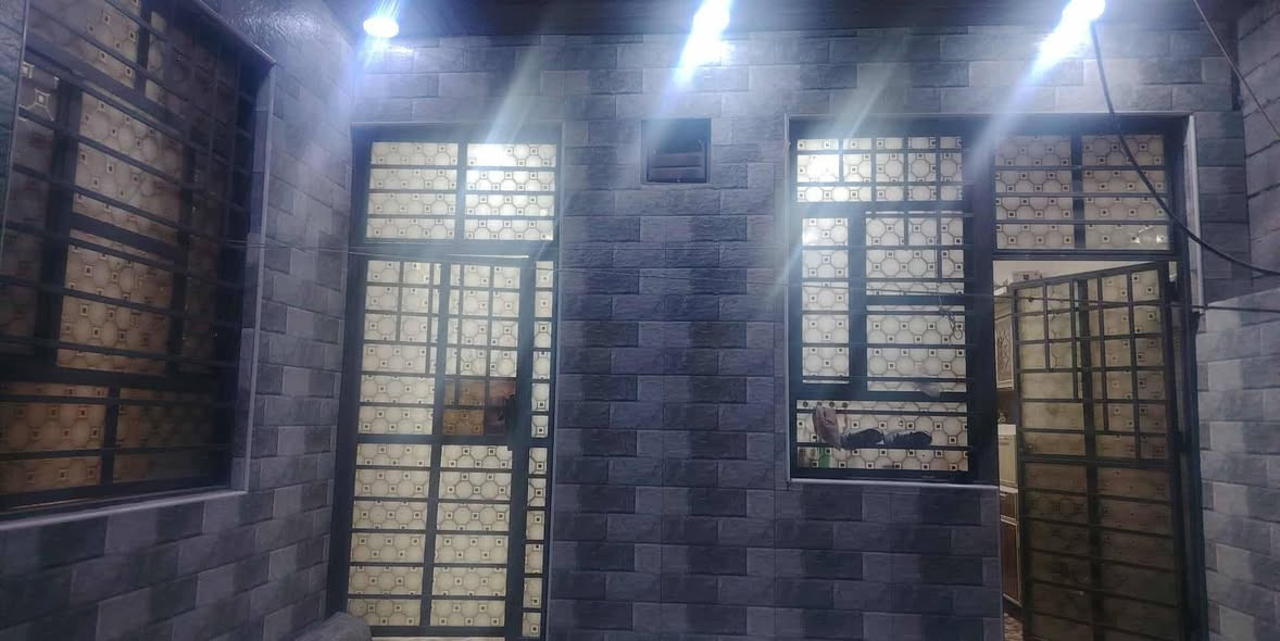 السلام عليكم يوجد لدينا بيت للبيع في ابو الخصيب بابو كوصره يم سنتر طه      مساحه البيت 200mالبيت طابقين الطابق الاول كامل            يتكون الطابق الاول من غرفتين نوم وصاله ومطبخ وحمام ومطبخ وصحيات وديون    واطابق الثاني هيكل     والسعر 80مليون وقابل للتفاوض.            الاستفسار الاتصال على الرقم الهاتف ***********او مراسلتني على الوات ساب ونستقبل عروضكم كافتن وعندي دوانم اليه يريده
