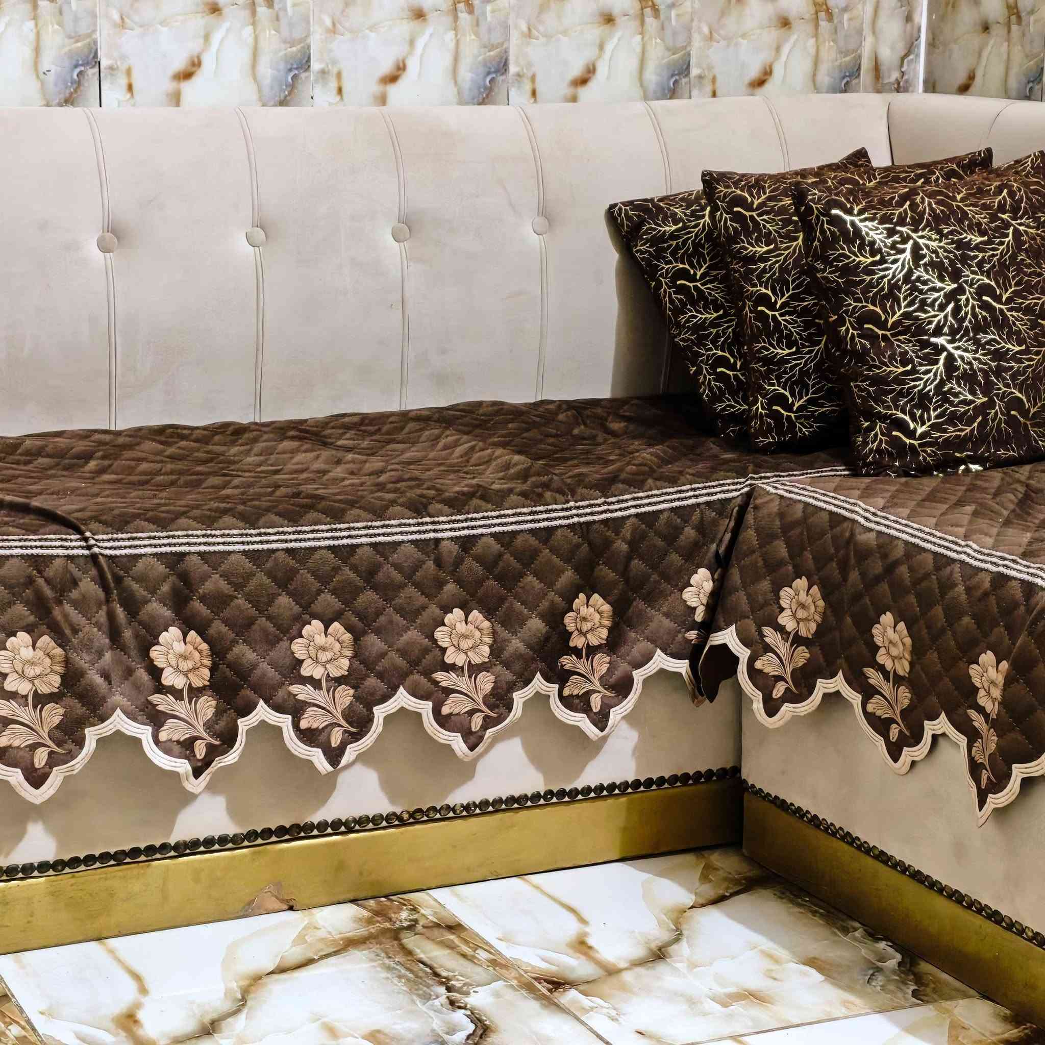 🛋️قنفات للبيع بحالة ممت ازة 🛋️
المواصفات:
القياس الكلي: 11 متر.
الملحقات: يجي معاها 6 كوشايات هدية.
النظافة: نظيفات جداً وجاهزات للاستخدام المباشر.
📌 الموقع: البصرة - الزبير
💰 السعر: [560]الف 
رقمي *********** واتساب
