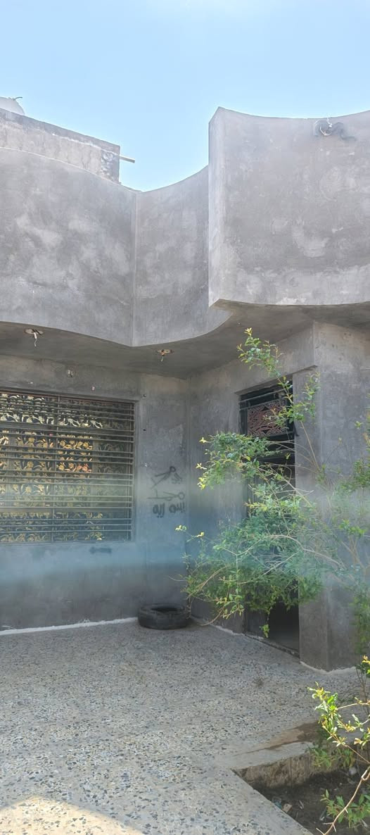 سلام عليكم بيت امن الداخلي منطقة 23مساحه 220
***********
