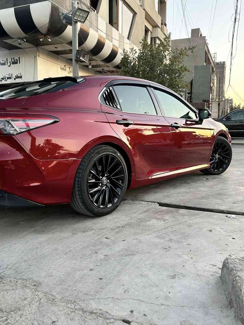 سلام عليكم 
كامري 2018اللبيع وارد امريكي  
فئة XLeفول سيارة رقمها بغداد
صبغ قطعة وحدة فقط البنيد حادثه
مواصفات سيارة 
مثبت سرعه
كشنات جلد اسود تدفئة كشنات
سقف بانوراما 
تحكم ستيرن فول
رادار امامي وخلفي 
توقف ذاتي فرامل الطوارئ 
حساسات امامي وخلفي
 نقاط عمياء
بصمتين اصليات 
3انظمه قيادة
صدر امامي وخلفي جديد باكامل
فلجأت سيراميك رياضي مثقب
امامي وخلفي
ويل كاب حجم 18اسود 
سعر -185روقه وبيها مجال

الاستفسار:***********
