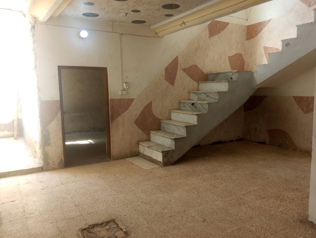بيت لليجار حي المكرمه المساحه 140 متر قرب مدرسة نا شئة اليل والصديقه الطاهرة ***********
