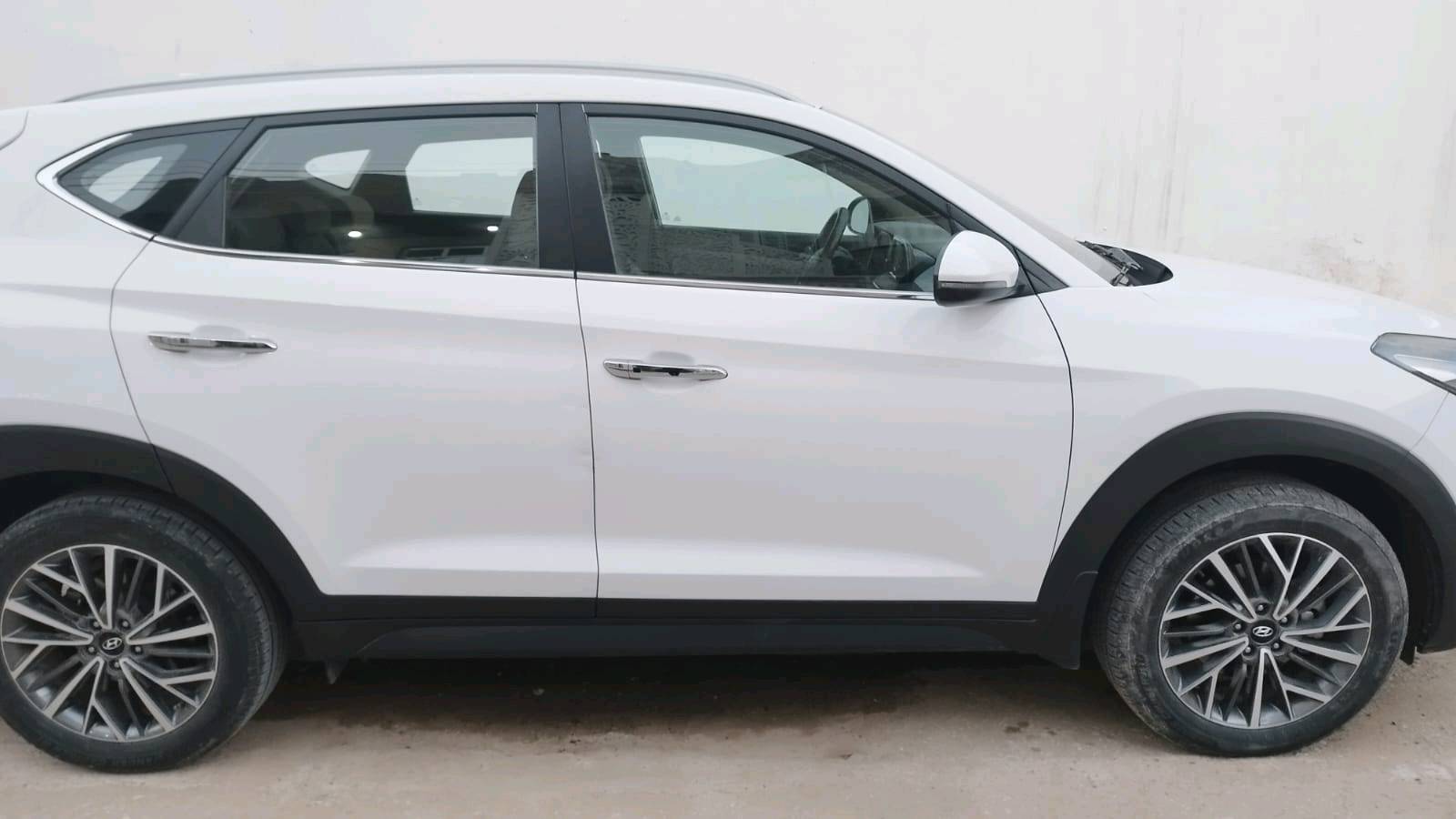 السلام عليكم توسان موديل 202٠ ماشية 124الف لسيارة الكاصد مو العادية بصمة كراسي كهرباء شاشة كار بلي واندرويد اتو ترحيب مرايات مري شفط بيها بل باب مال الصدر شوية وبل جنطة شوية سيارة جديدة مال جناي 