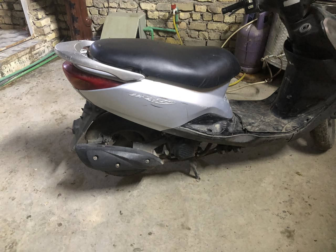 السلام عليكم
بريز للبيع كلها بلادية 
كفراتها كلها مختمه 
سوادتها والترايش كلها مختمه 
سلف والكابريتر بلاديات 
كهربائيات شغالات قفل جنطه قفل ستيرن شغال 
بس جاي اطوف بانزين عندي يعني اول مشغل بهندر ومن تشتغل عادي بعد تشتغل سلف وهندر 
مكاني بغداد حي اور او سبع قصور قرب مركز الشرطة 
السعر ٥٠٠ وبيها مجال كلش بسيط 
***********
