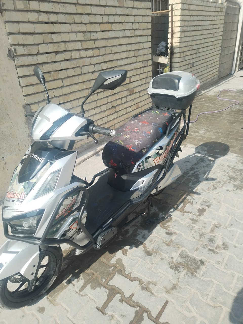 سلام عليكم ورحمة الله وبركاته دراجه سكنس شحن مدرع نضيفه جديد العنوان الشعلة  سعر مليون بيها مجال رقم ***********
