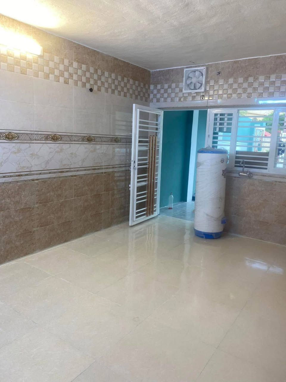 السلام عليكم... دار للبيع في المقدادية حي المعلمين خلف متنزه نور المقدادية قرب بيت دكتور قاسم . طابو صرف طابق واحد المساحه ٢٥٠ متر بناء قديم لكن مرمم درجه اولى وكلش نضيف ومتعوب عليه... والمنطقة فول خدمات وهاي الصور أثناء الترميم... 
للطلب والاستفسار يرجى مراسلتنا على الخاص او الاتصال على الرقم *********** واتساب او زياره مكتبنا الكائن في شارع دبي مجاور مطعم انكيدو.. مع تحياتي وتقديري للجميع
