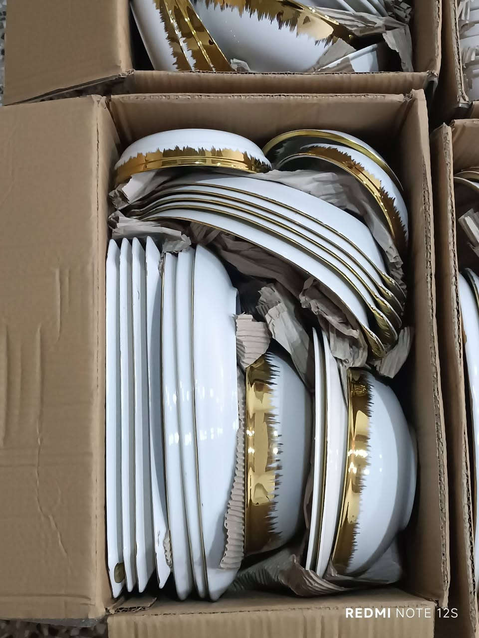 على بركة الله 
توفر الذهبي الشعاعي 
كارتون الكبير 50*30*30 
طابقين خشن وناعم 
عنوان صلاح الدين / قضاء الدور _حي المعهد مقابل جامع الصحابة 
متوفر توصيل لكل المحافظات والاقضيه  
للحجز مراسلة الخاص او واتساب ***********
