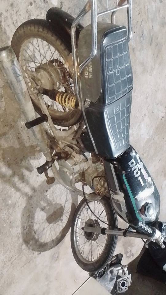 سلام عليكم دراجه ايراني عينه ولايت بس انا محربها دراجه مجودره ع صفحه حته ما مغسولة سعره 300وبيها مجال للشراي لي مو شراي لا يطبلي  دراجه ادوات مكاني بصره ابو الخصيب*********** البصرة, العراق
