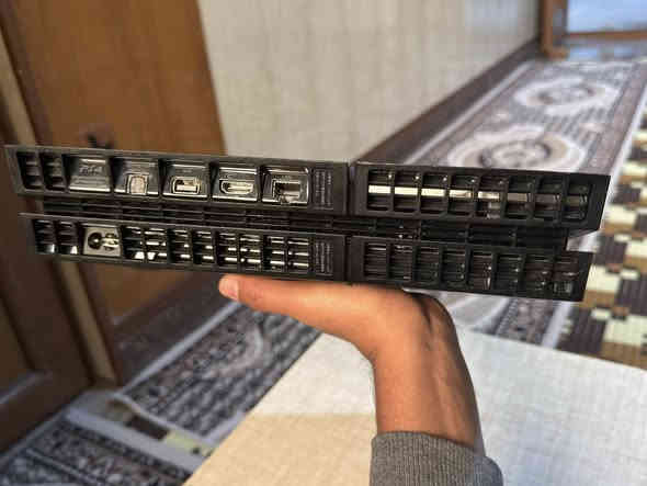 السلام عليكم بلي فور فات  مهكر نضام 9.00 ذاكرة 500 لووووك مستخدم شي قليل كلش تشوفه بعينك الجهاز اذا مو ع كلامي لتاخذة نضافه 100‎%‎ لووك ستيكر يحتوي على 7 العاب وكافه ملحقاته دبل جوستك انطيك بي ضمان شكد متريد وخادم للطيبين.
السعر235 الف رقمي *********** مكاني كركوك وعندي توصيل.
