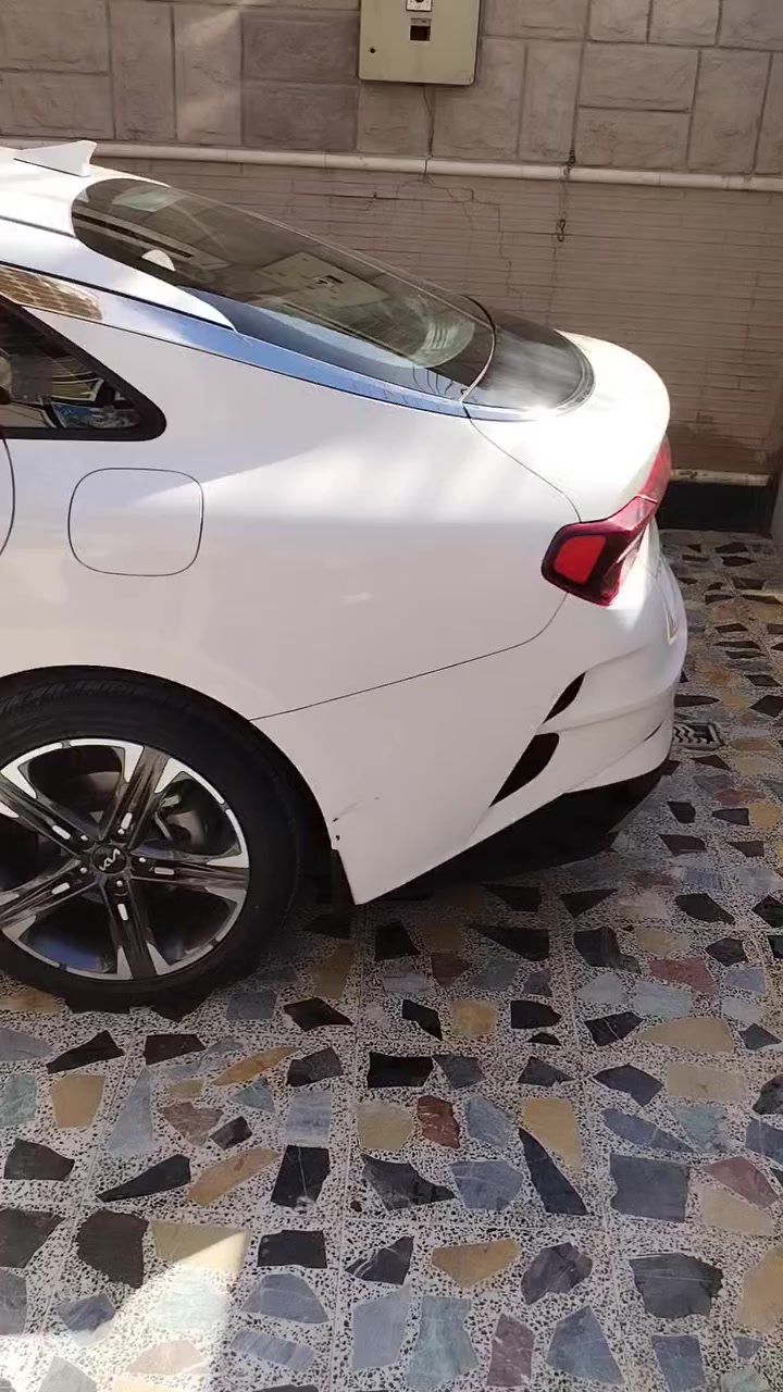 السلام عليكم K5 خليجي للبيع موديل ٢٠٢٢ رقم بغداد بسمي محرك ٢٠٠٠ دوش 
السعر ١٨٥ بيها ضربة موضحة بلمقطع وعندي صور الحادث 
العنوان بغداد العبيدي حي الرئاسة 
هاتف ***********
