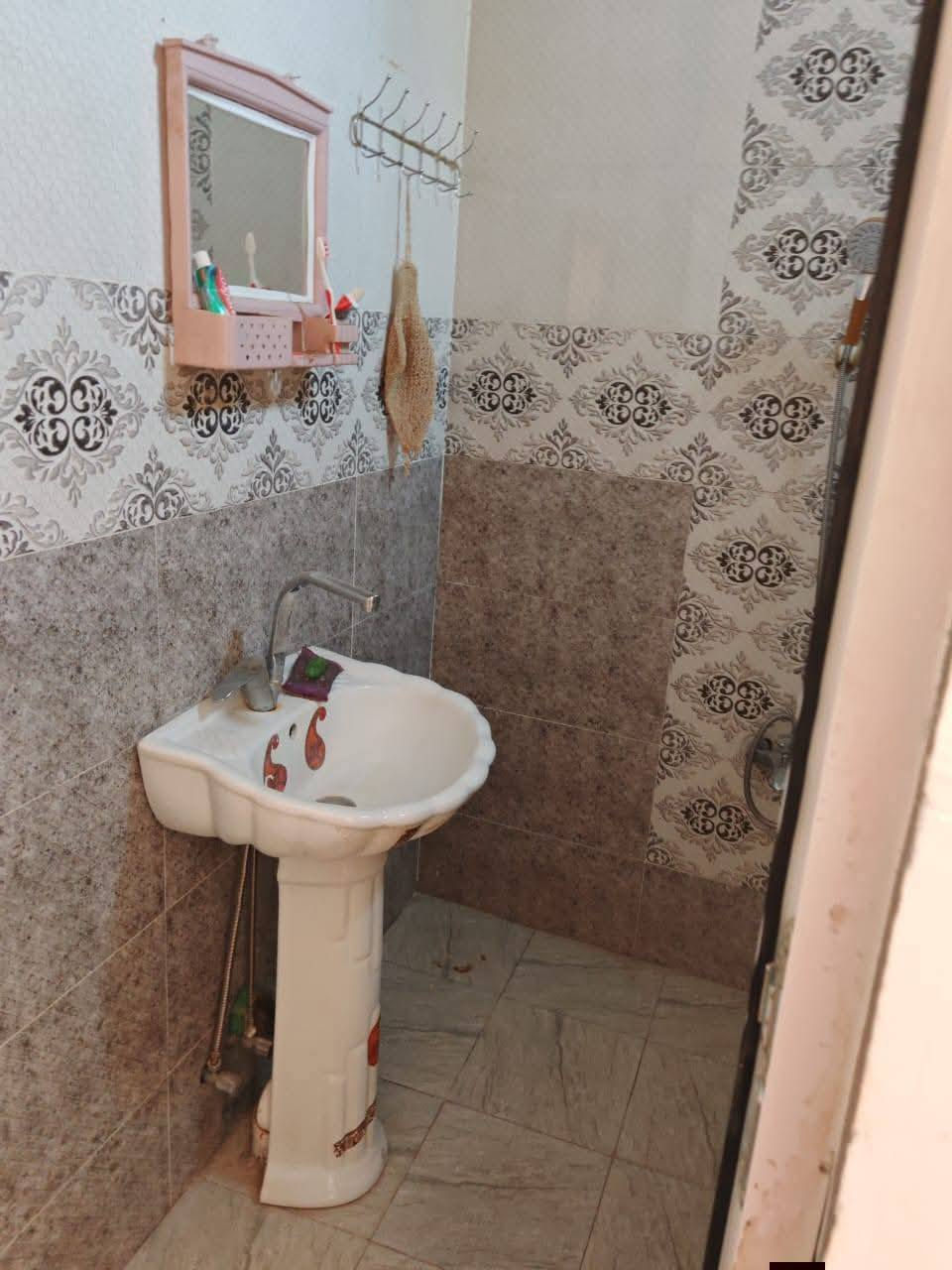 مرحبا بيت نهاية هورجب بشارع المنتجع مساحته 300متر واجهة 9نزال 37 بناء 80متر يحتوي  على غرفه نوم واحده واستقبال ومطبخ وصحيات 2كامل بس ما مكيش طابو زراعي سند 25 السعر 70وبي مجال للاستفسار ***********
