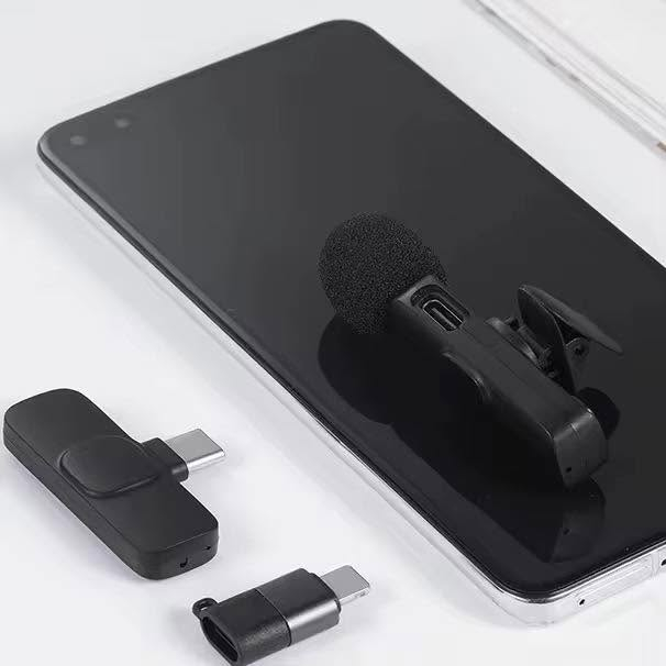 مايكروفون لاسلكي K8 للهواتف – Plug & Play لتسجيل الصوت والفيديو

مايكروفون لاسلكي صغير وسهل الاستخدام مصمم لتسجيل الصوت مع الهاتف مباشرة عبر المستقبل، مناسب للبث المباشر وتصوير الفيديو والمقابلات بدون الحاجة إلى تطبيقات إضافية.

• تشغيل مباشر Plug & Play
يعمل مباشرة بعد توصيل المستقبل بالهاتف دون الحاجة إلى تنزيل أي تطبيق.

• نظام مايكروفون لاسلكي مع مستقبل
يتكون من قطعتين: مايكروفون مرسل يتم تثبيته بالملابس، ومستقبل يتم توصيله بالهاتف.

• مدى استقبال حتى 20 متر
يدعم استقبال الصوت لاسلكياً حتى مسافة تصل إلى 20 متر.

• مؤشرات ضوئية للحالة
مزود بمؤشرات ضوئية توضح حالات التشغيل والاقتران والشحن ومستوى البطارية.

• مناسب للبث والتصوير
مناسب لـ:
البث المباشر (Live show)، المقابلات (Interview)، وتصوير فيديوهات Vlog.

• توافق واسع مع الهواتف
توفر نسخ تعمل مع iPhone و Type-C.

 • الموديل: K8 Wireless Microphone
 • النوع: مايكروفون لاسلكي مع مستقبل للهاتف
 • المدى اللاسلكي: حتى 20 متر
 • طريقة الاستخدام: Plug & Play
 • مكونات النظام: مرسل (Microphone transmitter) + مستقبل (Receiver)
 • مؤشر بطارية منخفضة: عند أقل من 20%

محتويات العلبة:
 • مايكروفون مرسل (Microphone transmitter)
 • مستقبل للهاتف (Receiver)
 • كابل شحن
 • دليل المستخدم (User Manual)

سعر المنتج 15 الف 
والتوصيل مجانا 
جميع محافضات العراق 

للحجز واتساب 
***********
