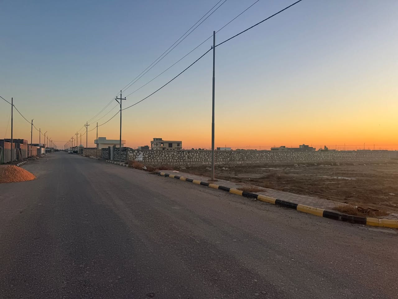 السلام عليكم ورحمة الله وبركاتة
دونم للبيع 
مجمع اللؤلؤة ، طريق سيد محيل 
كافة الخدمات و مشمول بالتطويب سند 25يدخل اسمك بالطابو مداور ثاني يوم
مجاور مجمع الأميرات ومجاور المدينة الطبية الجديدة
منطقة كلها مبنية بيوت و مزارع 
للأستفسار الأتصال ***********
