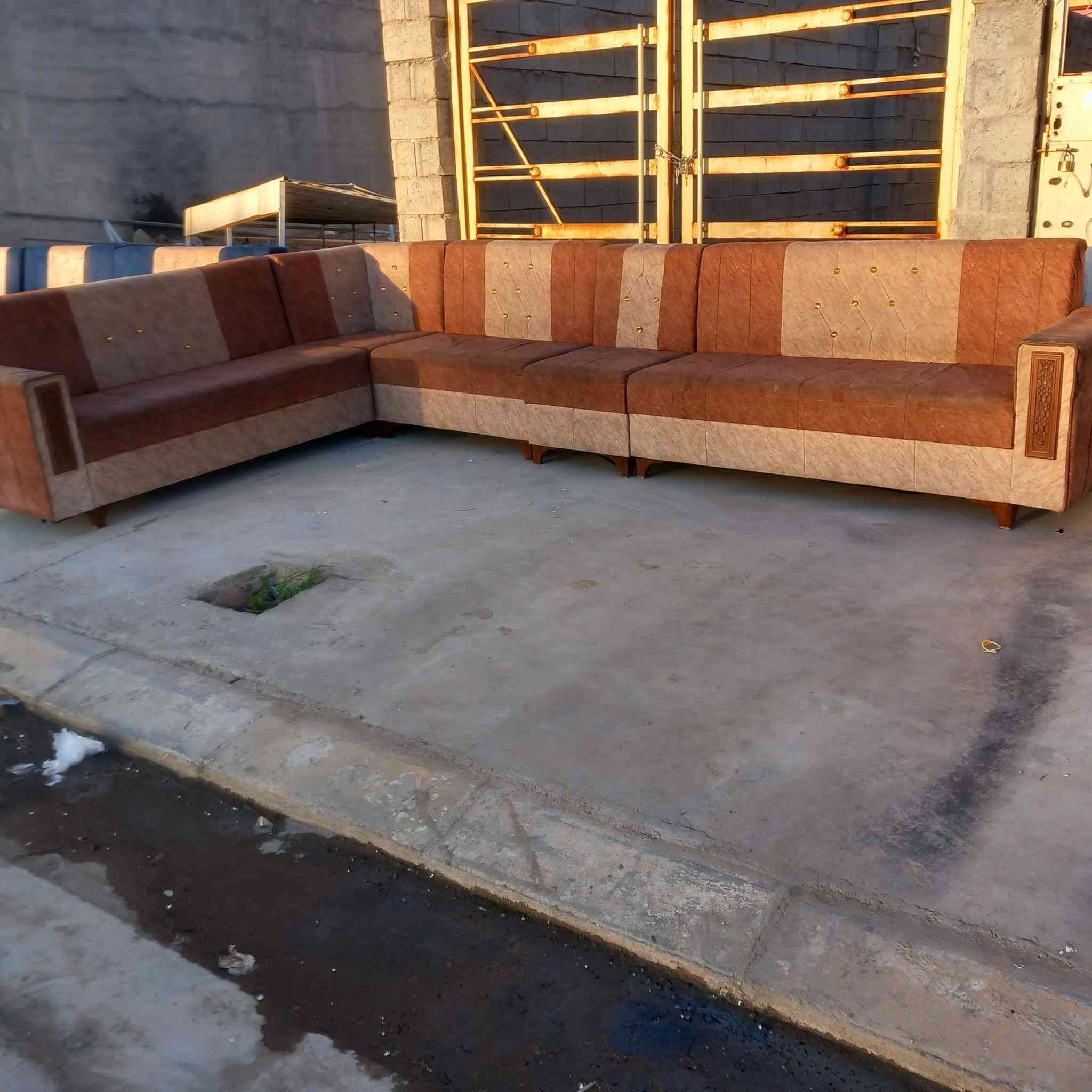 ديوان  عشر مقاعد  نضافه ٩٠ بالميه مع تغليف كامل  
اي استفسار اتصل برقم ***********
