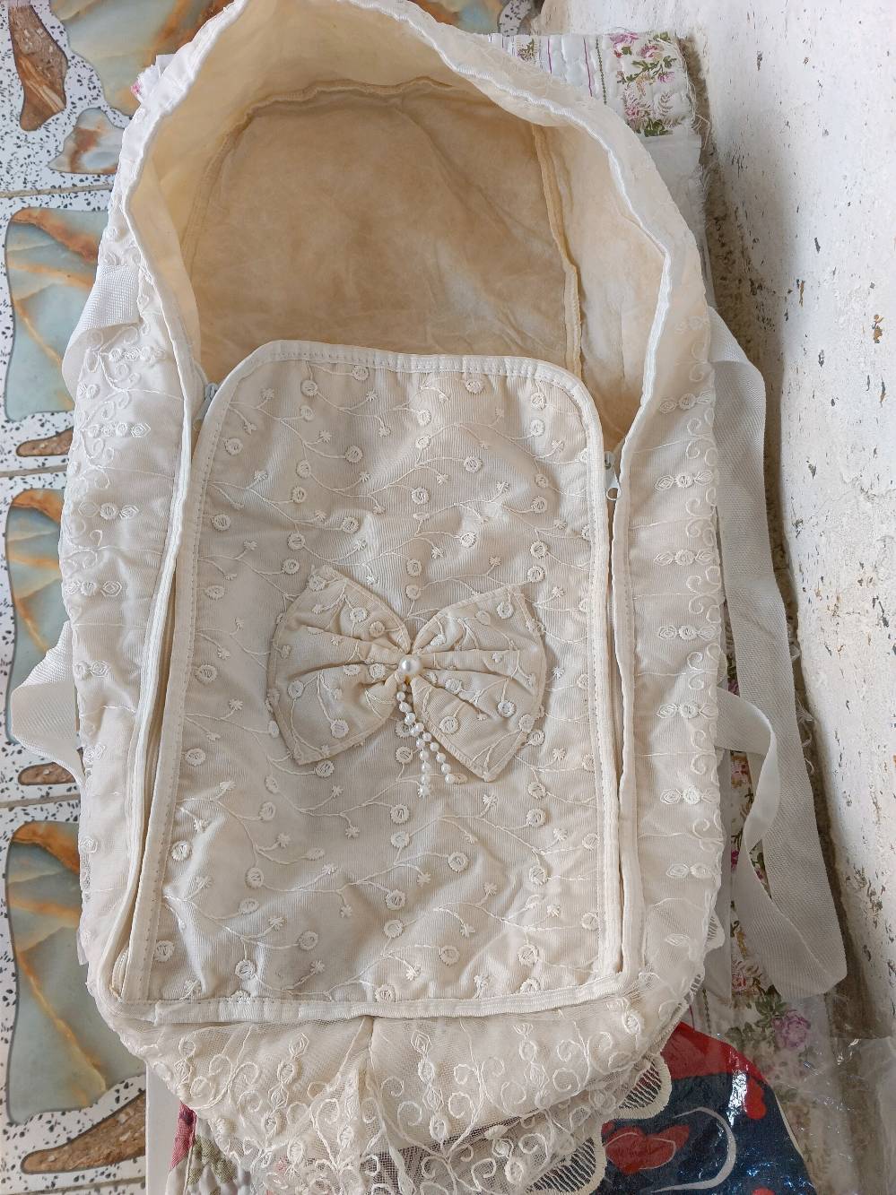 لبيع حجاية طفل راقية ومريحة، مغطاة بتطريز جميل من الخارج مع فيونكة لزيادة الأناقة. الحجاية مصنوعة من قماش عالي الجودة وتصلح للطفل منذ الولادة. تتضمن وضعية نوم مريحة وآمنة للطفل.

السعر مغري والمقاس مثالي للسفر أو الاستخدام في المنزل. الحجاية جديدة وفي حالتها الأصلية.