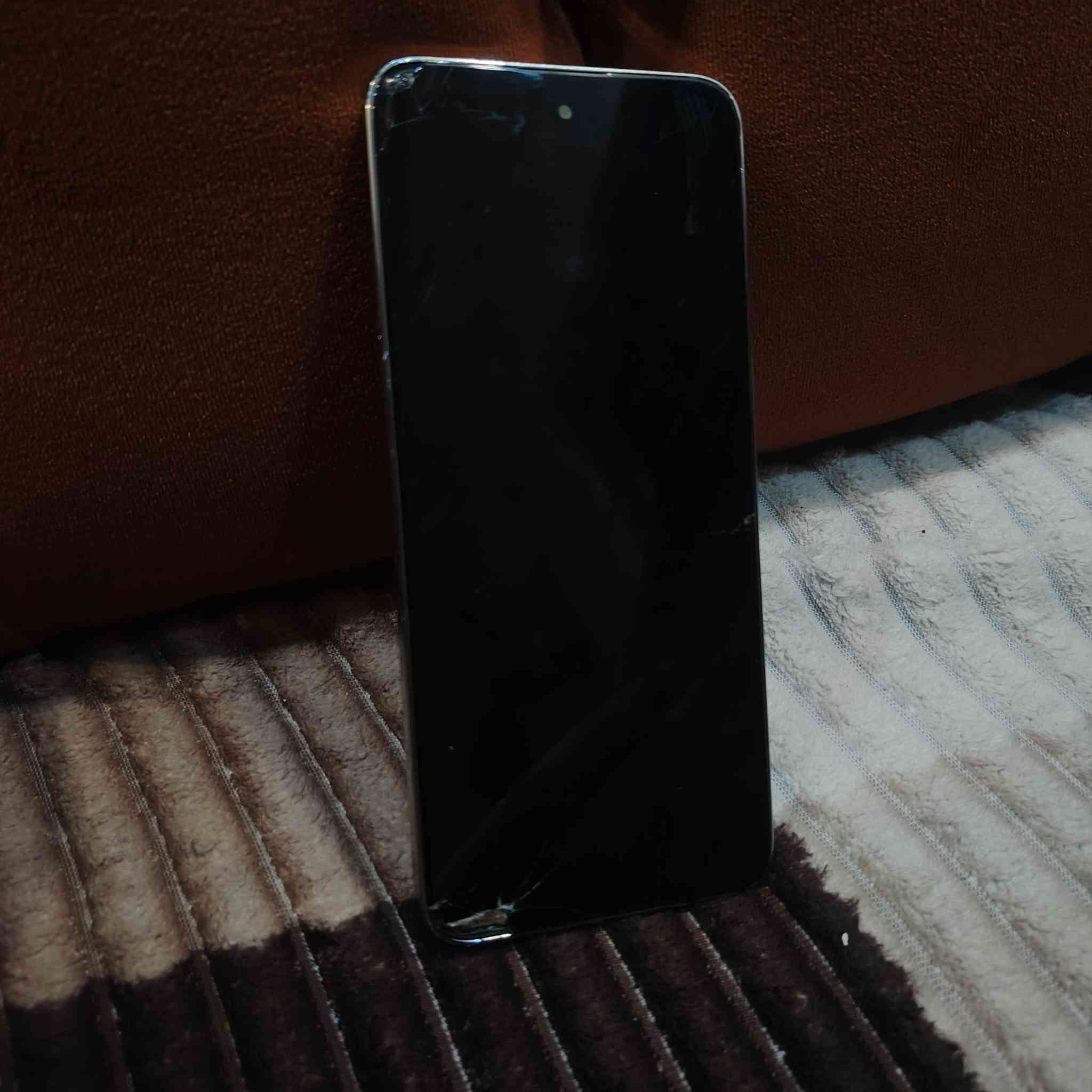 تكنو 30 كومون كوبي ذاكره 512 شغال كلشي مابي بس شاشه بيها فطور مماثر ع لمس مكان حله للتواصل خاص او واتساب ***********
