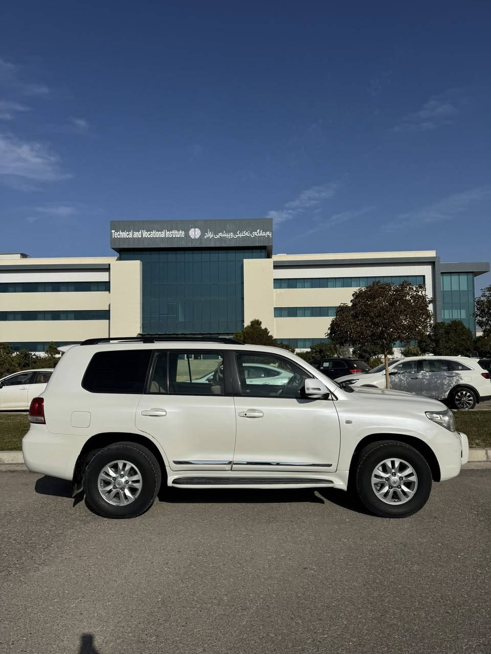 السلام عليكم 
لاندكروز 2009 Gxr v6مكفولة دعاميات فقط صبغ 
السيارة على وضع البلادي  
السعر( 300 )وبيها مجال بسيط 
رقم اربيل و اسمي
*********** واتس اب
