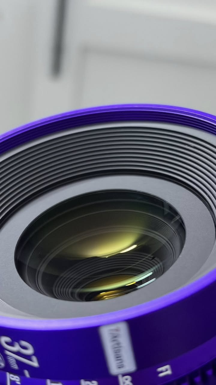 عدسة سينمائية مميزة لعشاق اللقطات الفنية والإبداعية 🎥✨

عدسة 7Artisans 37mm T2.9 Floral Bloom Cine Lens
مصممة خصيصًا لإنتاج تأثيرات بوكيه فنية وانفجارية تعطي المشاهد طابع سينمائي مختلف ومميز.

▪️ تدعم كاميرات Full-Frame
▪️ فتحة عدسة واسعة T2.9
▪️ تأثيرات بوكيه فنية مع عزل وإضاءة سينمائية خرافية
▪️ مقاس فلتر 72mm
▪️ تصميم Cine احترافي مع فوكس سلس ودقيق
▪️ مناسبة للتصوير السينمائي، الكليبات، والمشاهد الإبداعية

عدسة تقدم طابع بصري مختلف ولمسة فنية مميزة لكل لقطة.  

العدسة نظافة 100/100 مع الادبتر 
سعر 800 الف علما وصلتلي بسعر 975 

مكاني بغداد الكفاح 
ماعدي توصيل توصيل ماعدي


**إذا كنت صاحب هذا الإعلان وتريد حذفه لأي سبب، رجاءا أرسل رسالة إلى الدعم الفني**