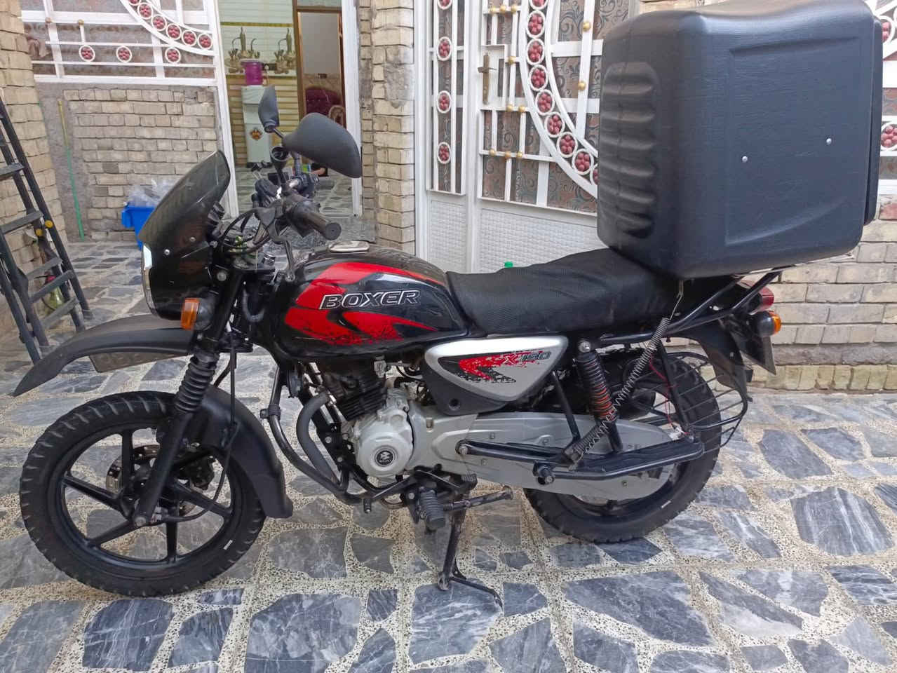 السلام عليكم 
دراجه بوكسر موديل 23 
دراجه نضيفه وحلوه هاي صور قديمه هسه ارتب من قبل 
دراجه خير من الله 
مكاني بغداد حي النصر 
سعر مليونين و100 وبيها مجال 
للاتصال .. ***********
