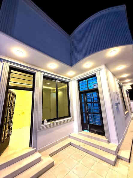 ✨🏡 دار للبيع (تجاري أو سكني) 🏡✨
━━━━━━━━━━━━━━━━━━
📜 الملكية: طابو زراعي – سند 25 – باسم المالك (تحويل خلال 20 يوم)
📏 المساحة الكلية خارج محرم السريع: 500 م
📏 المساحة الكلية مع المحرم: 1000 م
📏 مساحة البناء: 200 م
📍 الموقع: بابل – الحلة – سنتر على شارع النيل الجديد (حلة / نيل) 
━━━━━━━━━━━━━━━━━━
🏠 مكونات الدار:
1️⃣ غرفة نوم (5×4)
2️⃣ غرفة نوم (4×6)
3️⃣ هول (5×4)
4️⃣ مطبخ (3×4)
5️⃣ مجمع صحيات داخلي
6️⃣ استقبال معزول (4.5×9)
7️⃣ مجمع صحيات خارجي كامل
8️⃣ حديقة داخلية (130 م)
9️⃣ كراج داخلي (4×15) + كراج خارجي
🔟 مضلات نظام قطري عدد (3)
🌿 حديقة خارجية
🌤️ مناور محيطة بالدار بعرض 2.5 م
━━━━━━━━━━━━━━━━━━
⚙️ الخدمات:

موقع مميز جدًا (سنتر على سريع النيل الجديد)

تبليط لباب الدار

ماء سقي (ماء شط) + ماء إسالة

كهرباء ثري فيز

منظومة طاقة شمسية تعمل 24 ساعة
━━━━━━━━━━━━━━━━━━
💰 السعر: 365 مليون قابل للتفاوض
━━━━━━━━━━━━━━━━━━
📞 للاستفسار والاتصال:
***********
***********
*********** (المهندس أمير الحسناوي)
━━━━━━━━━━━━━━━━━━
#مكتب_عقارات_أبراج_بابل 🏗️
📍 موقع المكتب: بابل – حي الجزائر – مقابل الجسر الدولي
