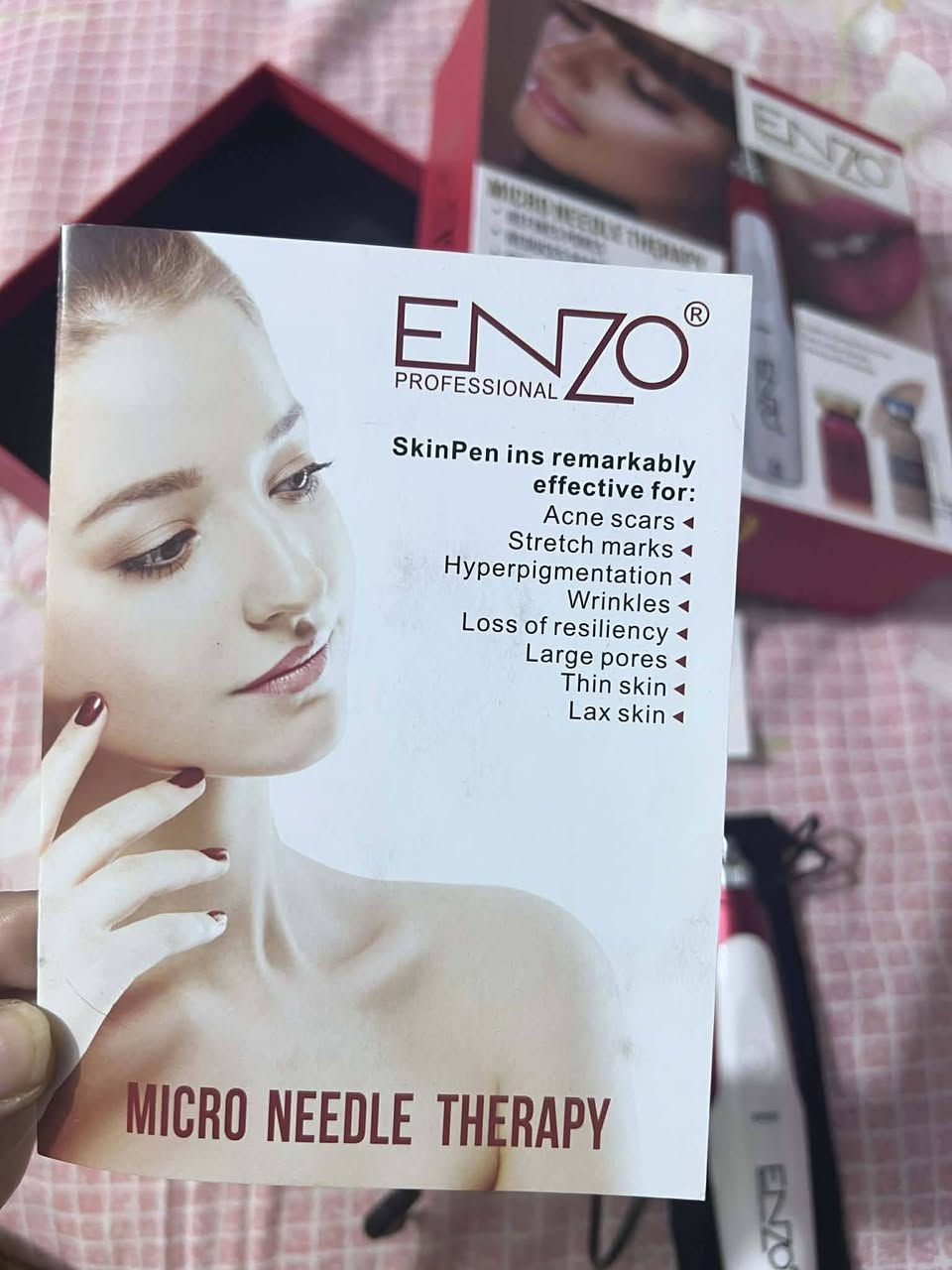 الديرما بن (Dermapen) هو جهاز تجميلي حديث يشبه القلم، يحتوي على إبر دقيقة معقمة تعمل على وخز الجلد (Microneedling) لتحفيز إنتاج الكولاجين والإيلاستين الطبيعي. يُستخدم لعلاج ندبات حب الشباب، التجاعيد، المسام الواسعة، علامات التمدد، وتجديد نضارة البشرة بشكل غير جراحي، آمن، ونتائج فعالة علاج ندبات حب الشباب: فعالة في تقليل آثار الحفر والندبات الناتجة عن حب الشباب.
شد الجلد وتحسين المرونة: يحفز الكولاجين لتقليل الخطوط الدقيقة والتجاعيد، وشد الترهلات.
تصغير المسام: يساعد في تصغير المسام الواسعة.
علاج التصبغات والبقع: يعمل على توحيد لون البشرة وعلاج البقع الداكنة.
علامات التمدد (Stretch Marks): فعال في علاج الخطوط البيضاء والحمراء في الجسم.
نضارة البشرة: يُستخدم لترطيب البشرة وزيادة إشراقها، خاصة عند دمجه مع الميزوثيرابي.
علاج مشاكل الشعر: يمكن استخدامه لتحفيز نمو الشعر وعلاج العلبة. جديد غير مستخدم سعره ٢٠


**إذا كنت صاحب هذا الإعلان وتريد حذفه لأي سبب، رجاءا أرسل رسالة إلى الدعم الفني**