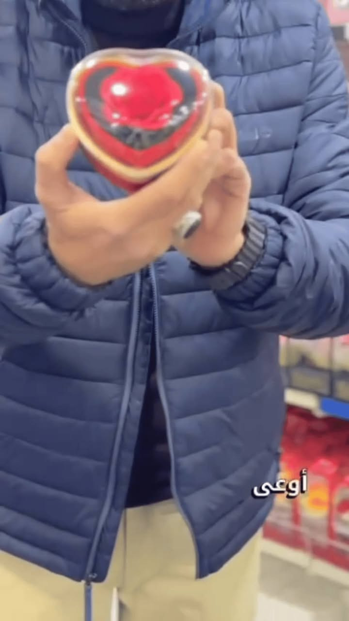 بوكس هدية قلب فاخر مع خاتم قابل للتمديد ووردة ديكورية

الاستخدامات

تقديمه كهدية راقية في المناسبات الخاصة مثل الخطوبة، عيد الحب، ذكرى الزواج، أو أعياد الميلاد.

استخدامه كعلبة أنيقة لحفظ الخاتم أو المجوهرات الصغيرة.

مفاجأة رومانسية تعبّر عن الحب والتقدير بشكل مميز.

مناسب للعرض كقطعة ديكور جميلة داخل غرفة النوم أو على طاولة الزينة.

المميزات

تصميم قلب أنيق باللون الأحمر مع حافة ذهبية فاخرة ولمسة رومانسية جذابة.

غطاء شفاف صلب يتيح رؤية محتوى البوكس بوضوح ويضيف لمسة فخامة.

يحتوي على وردة حمراء ديكورية ثابتة ترمز للحب.

خاتم بتصميم أنيق، قياس 18.75 مم وقابل للتمديد ليناسب أغلب المقاسات.

قاعدة داخلية مخملية سوداء لحماية الخاتم وإبرازه بشكل جميل.

خامات متينة ومناسبة للهدايا الراقية.

يأتي داخل كرتون أنيق مناسب للتغليف والتقديم مباشرة.

محتويات الصندوق

بوكس هدية على شكل قلب مع غطاء شفاف.

وردة ديكورية حمراء داخلية.

خاتم قابل للتمديد.

بطاقة معايدة داخلية أنيقة.

الملاحظات

قياس الكارتون:

- الطول: 12.5 سم
- العرض: 11 سم
- الارتفاع: 12 سم

قياس الخاتم: 18.75 مم – قابل للتمديد.

لون وتصميم الوردة ثابت كما هو موضح في الصور.

المنتج مناسب للإهداء مباشرة دون الحاجة لتغليف إضافي.

السعر 20 الف


**إذا كنت صاحب هذا الإعلان وتريد حذفه لأي سبب، رجاءا أرسل رسالة إلى الدعم الفني**