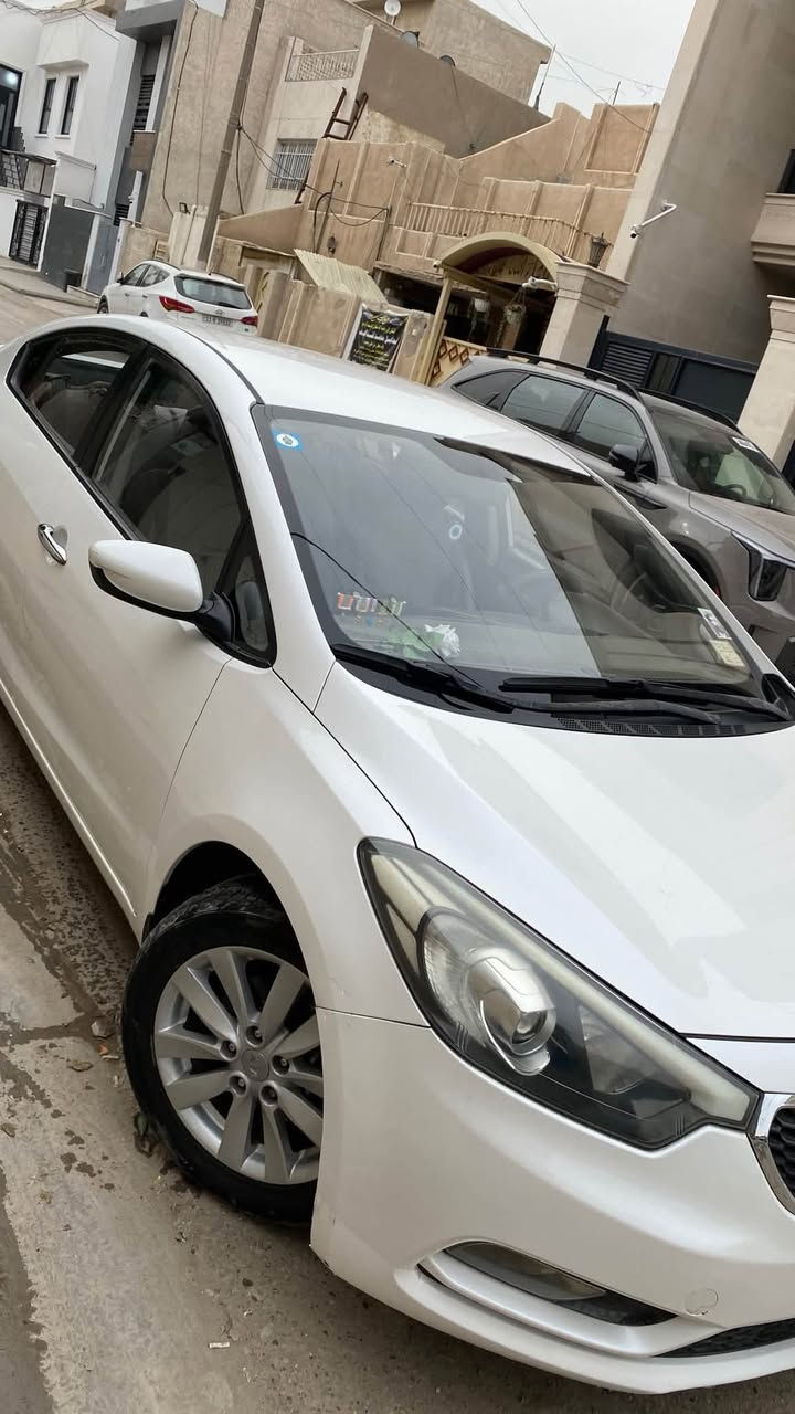 السلام عليكم.. كيا سيراتو 2014 (أبيض صدفي) للبيع 🚗✨
سيارة بيت ونظيفة جداً، جاهزة من كلشي وما تحتاج أي مصروف، ومواصفاتها كالتالي:
 الموديل: 2014
 اللون: أبيض صدفي مميز 🌟
 المحرك: 1600 cc (مرغوب جداً، اقتصادي ونشط)
 المشية: 150 ألف كم (حقيقي)
 الوضعية القانونية: السيارة باسمي، السنوية جديدة ونازلة ونافذة لغاية 2027 (تحويل ثاني يوم).
📌 المواصفات والجاهزية:
 تحكم ستيرن جهتين كامل.
 شاشة لمس تفاعلية.
 الكفالة: سيارة مكفولة كفالة عامة من كلشي (لغد، شاصي، صبغ، محرك، وكير) والحمد لله.

السعر 125 بيه مجال 
مكاني بغداد حريه  
رقم مبايل ***********
