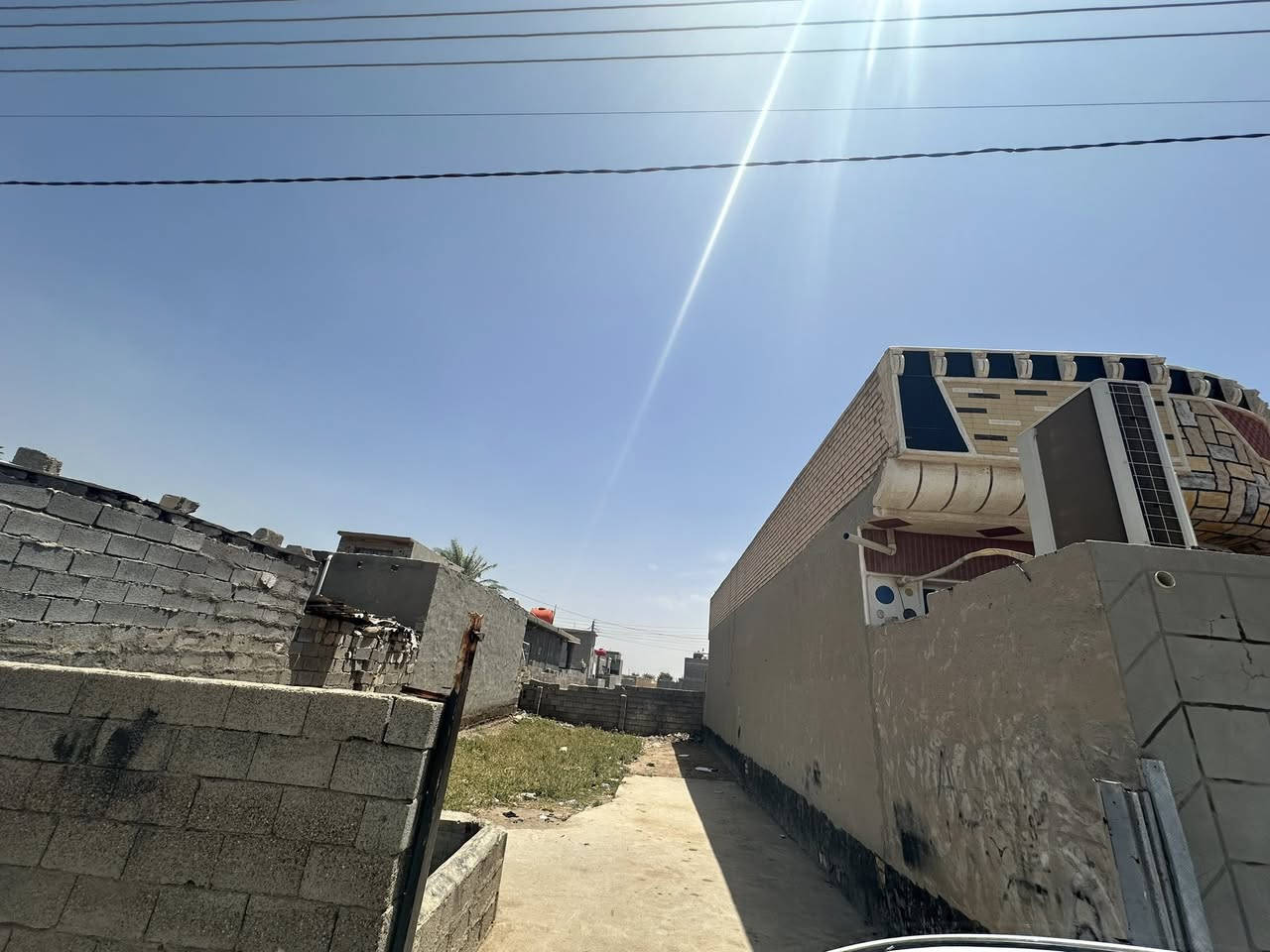 قطعة أرض مع مشتمل طابو في ( حي الحرية الأول )
بلقرب من بيت ( فواز ) ( وجه على الزراعي )

مساحة ٣٠٠ م / مشتمل ١٥٠ م - طابوق - وسقف صب
( ٢ غرف نوم ) - بيت كلة سيراميك ( بناء درجة اولى)

قطعة ١٥٠ م / وجه ٧ ونص / نزال ٢٠ -ماء - كهرباء

( شارع بعرض ١٥ م )  (( تحويل مباشر ))

(( سعر مناسب جداً ))

للاستفسار مراجعة مكتب غازي للعقار   
واسط - الزبيدية - قرب أفران المائدة  *********** 
***********
