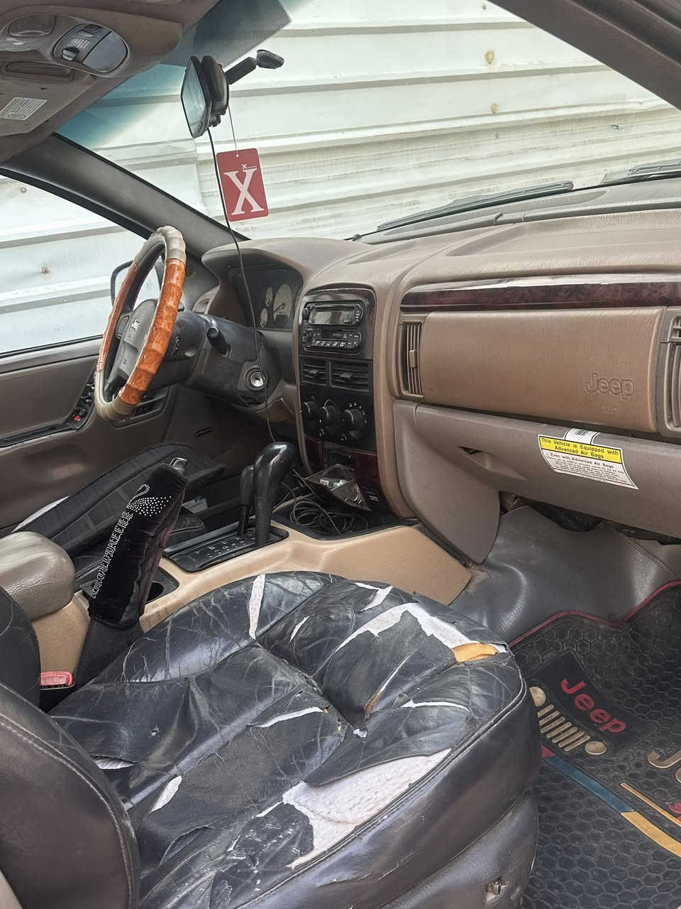 السلام عليكم جيب شيروكي مديل 2000 بسمنه سنويه ل 29 لاضربه ولا تبديل بلاديه مكينه بلادي كهربائية شغاله سياره خير من الله مكاني بغداد البلديات اي ستفسار اتصل ***********.      السعر 66 بيهه مجال
