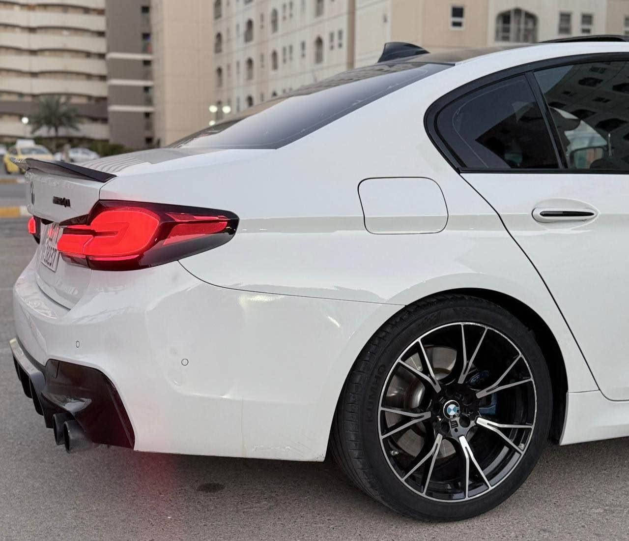 � للبيع أو المراوس | BMW 540i Sport Line 🔥

🚘 الموديل: 2018
✨ تحديث خارجي: 2022
🇺🇸 الوارد: أمريكي
📍 الموقع: بغداد – السيدية
بيع او مراوس حسب القناعة

⚙️ المواصفات:
• محرك 3000 سي سي تيربو
• فئة Sport Line
• ماشية 80 ألف ميل
• كت M بلادي
• السيارة جاهزة بالكامل ولا تحتاج أي مصرف

🌟 التجهيزات:
✔️ شاشة كبيرة لمس
✔️ كاميرا
✔️ رادارات
✔️ حساسات أمامية وخلفية
✔️ التحكم بالصوت بالإشارة (Gesture Control)
✔️ سقف بانوراما (ستايل رولز رويس)

📌 تفاصيل الحادث 
الضرر جاملغ امامي يسار وباب السائق فقط، بدون أي ضرر بالدواخل.
الجاملغ نفس لون السيارة، وباب السائق مبدل ومصبوغ.
📷 صور الحادث موجودة داخل المنشور.

💵 السعر: 27,500 دولار

📲 للتواصل واتساب:*********** بغداد, العراق
