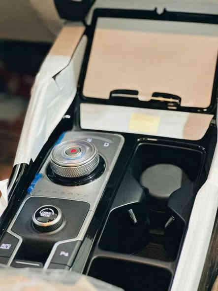 السلام عليكم 
للبيع فقط سورنتو موديل 2024
ماشية 18000 k
مكفولة السيارة من الصبغ والحادث
داتا شو 
بانوراما 
تبريد 3 قطع 
ومواصفات بعد ماعرفها كل الصور كدامك
سيارة مال بيت جديدة بعدها 
رايدها ب33:500$ قفل 
مكان سيارة بغداد الكرادة وهذا رقمي 
***********
