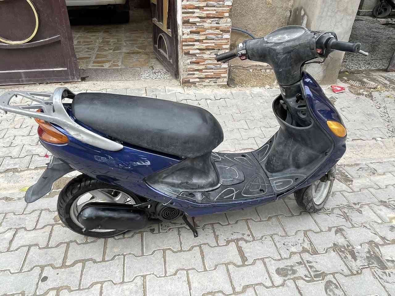 السلام عليكم
دراجة اكزز مفتوحة مرة وحدة تجفيت اصلي 
كهربائيات شغالة مكاني طويريج سعرهه (200)وبيها مجال للشراي 
***********
***********
