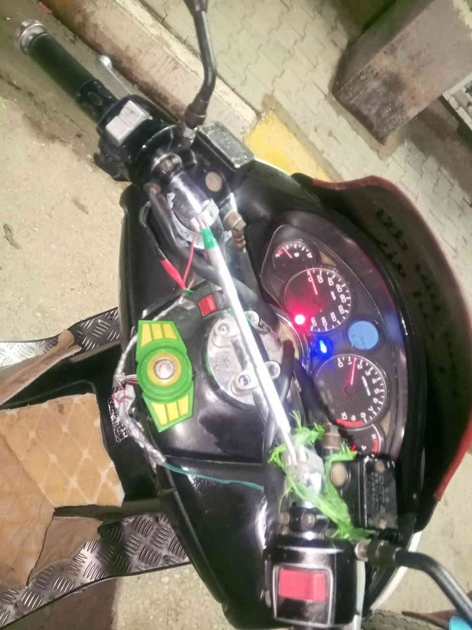 السلام عليكم دراجه للبيع او مراوس ب4 كير فورزه 0-8 شغاله شرط الفحص
كهربائيات كلها شغاله سماعات شغالات دشبول شغال اطلع بيها وين ماتريد تشتغل بصمه سعر 600 وبيها مجال 
... رقمي /***********   //مكاني قضاء الحي
