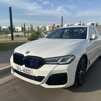 BMW 530e iPerformance (Plug-in Hybrid) موديل 2023 للبيع السيارة غنية ع...