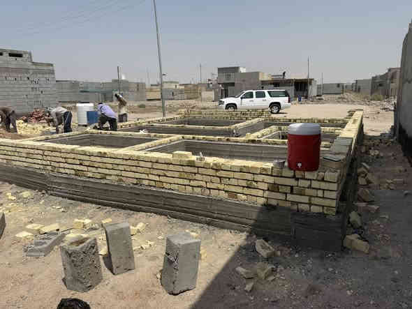 سلام عليكم قطعه للبيع العنوان شط العرب جسر خالد زين العابدين مقابيل اسواق ابو حيدر قبل مدرسه الهليه المساحه 80 بيه فضله 10متر ملك صرف زراعي بسم عراقي السعر 27 التصال ***********
